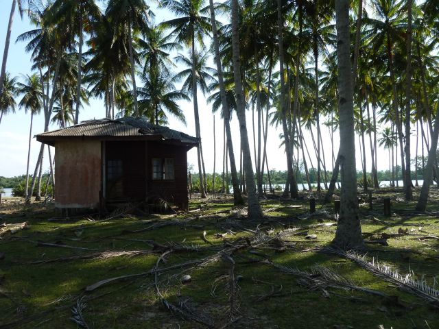 Verlassenes Haus am Strand in Mangkuk.